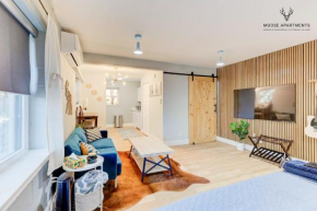 The Moose #7 - Instaworthy Studio with Amazing Views, Free Parking & Heated King Bed